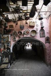 Image du Maroc Professionnelle de  Derb El Kennaria, un quartier non loin de la place Jamaa El Fana de la ville touristique du Maroc, les articles du bazar et l'animation de la rue ajoute de la couleur à cette atmosphère magique dans ces ruelles au centre de la médina de Marrakech, le 6 Février 2007. (Photo / Abdeljalil Bounhar)

